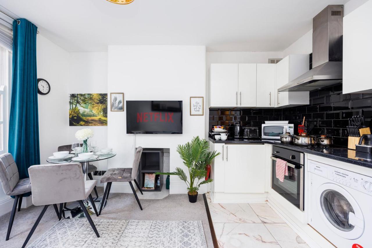 2 Bed Apartment Лондон Экстерьер фото