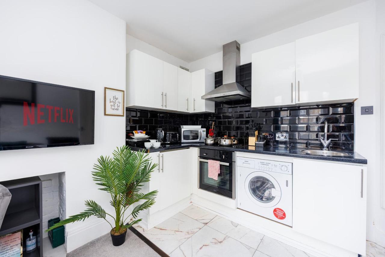 2 Bed Apartment Лондон Экстерьер фото